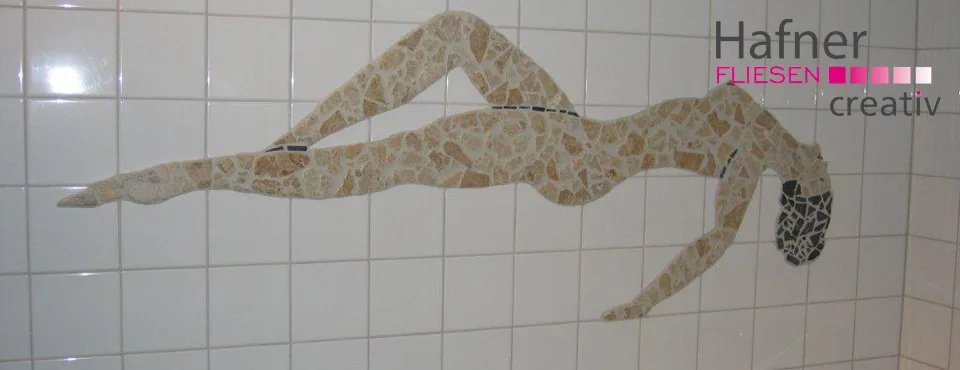 Fliesenmosaik einer liegenden Figur von Hafner FLIESEN creativ